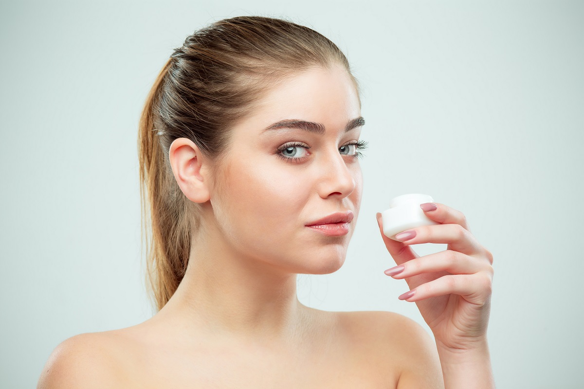 Crema idratante, la soluzione per prendersi cura della pelle secca in estate